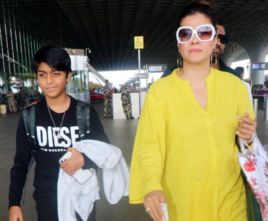 Mumbai: Indian actress Kajol spotted at airport, in Mumbai, on Thursday, March 23, 2023.(Photo: Sanjay Tiwari/IANS)