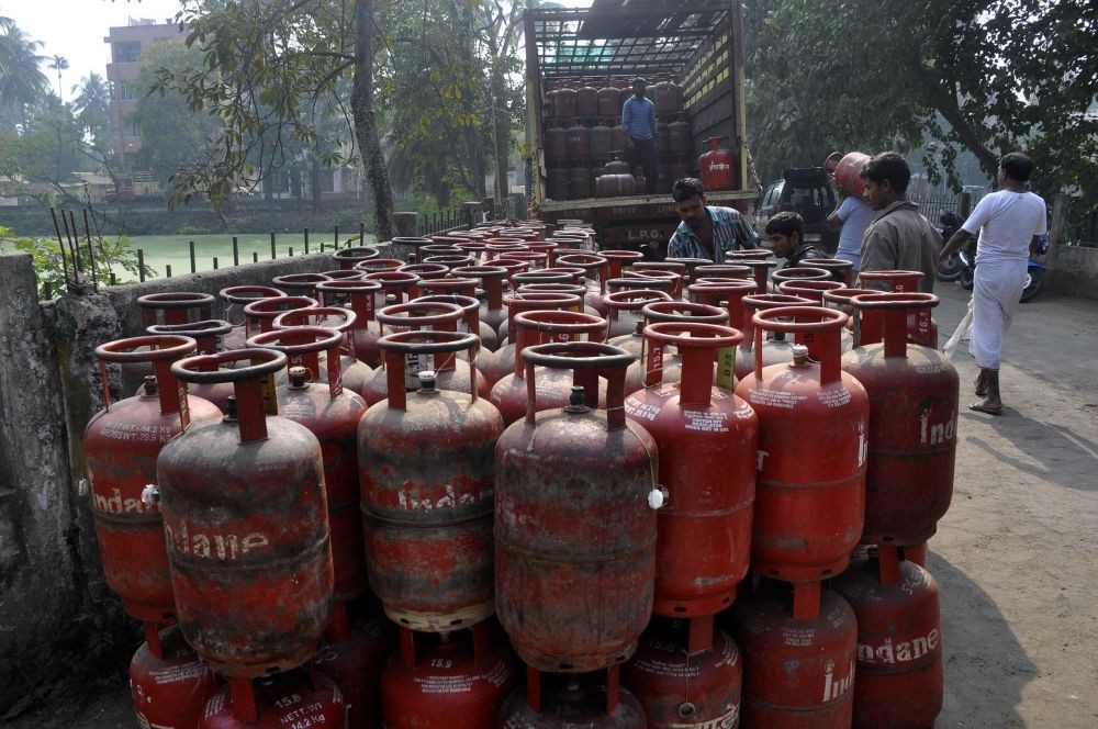Domestic gas cylinder prices up by 56% in 4 years; hefty drop in subsidy