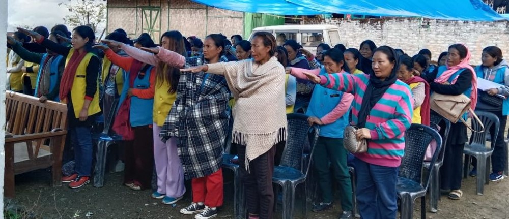 Anganwadi workers and helpers take the Poshan pledge during the launch of Nutrition Fortnight at Longleng on March 21. (DIPR Photo)