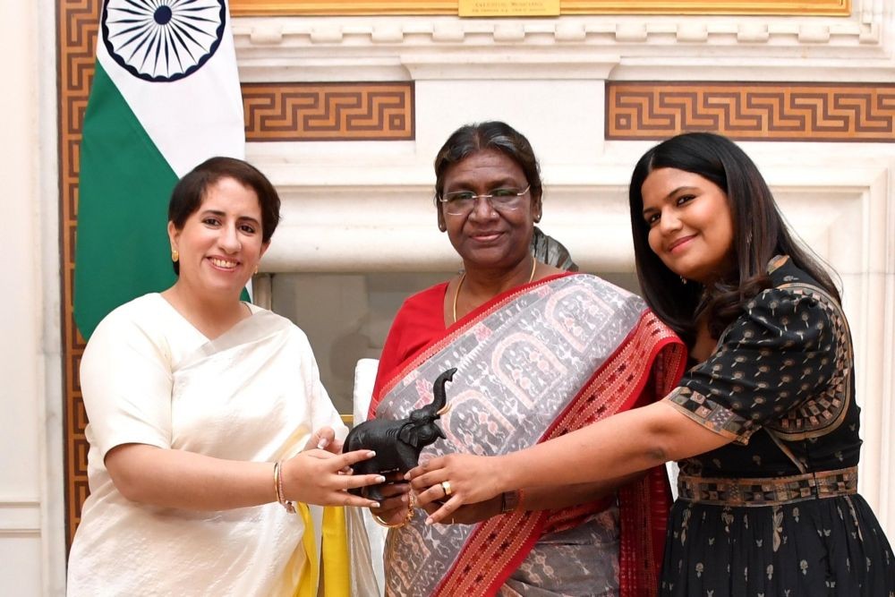 New Delhi: President Droupadi Murmu meet the makers of Oscar winning documentary 'The Elephant Whisperers', Kartiki Gonsalves and Guneet Monga,in New Delhi, on Friday, March 31, 2023.(Photo:IANS/Twitter)
