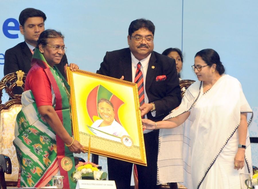 Kolkata: President Droupadi Murmu being presented a memento by West Bengal Chief Minister Mamata Banerjee and Mohun Bagan club General Secretary Debashis Dutta during civic reception hosted in her honour at Netaji Indoor Stadium in Kolkata on Monday, March 27, 2023 (Photo: Kuntal Chakrabarty/IANS)