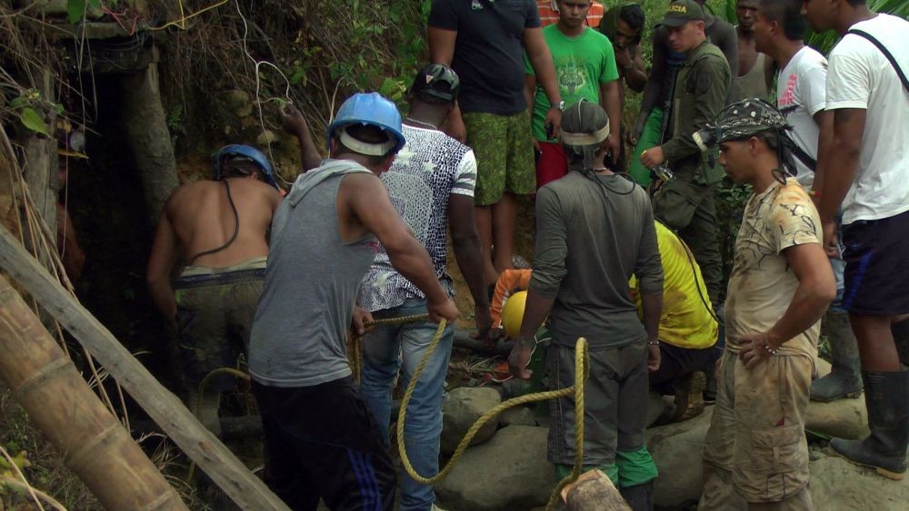 Miners rescue colleagues at the site of the collapse of a gold mine in the town of Santander de Qulichao, Cauca department, Colombia, on April 1, 2016. According to local press, at least four miners died as a consequence of a destruction happened in a gold mine nearby the municipality of Santander de Quilichao, southeast Colombia. (Xinhua/Francisco Calderon/COLPRENSA) (lyi) ***MANDATORY CREDIT*** ***NO SALES-NO ARCHIVE*** ***EDITORIAL USE ONLY*** ***COLOMBIA OUT***