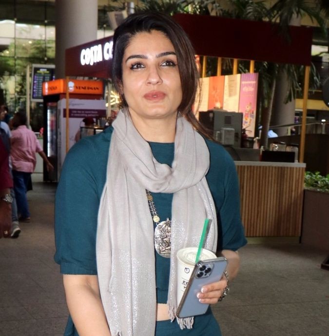 Mumbai: Bollywood actress Raveena Tondon spotted at the airport in Mumbai on Friday, March 17, 2023. (Photo: Sanjay Tiwari/IANS)