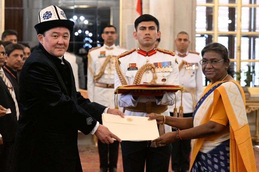 New Delhi: President Droupadi Murmu accepts credentials from Askar Beshimov, Ambassador of the Kyrgyz Republic at Rashtrapati Bhavan, in New Delhi, on Friday, March 24, 2023.(Photo:IANS/Twitter)