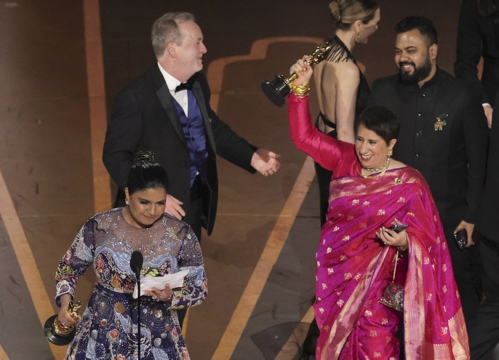 Los Angeles: Filmmakers Kartiki Gonsalves and Guneet Monga accept the award for best documentary short film for 'The Elephant Whisperer' at the Oscars 2023, in Los Angeles, USA, Sunday on March 12, 2023. (Photo:IANS/Twitter)