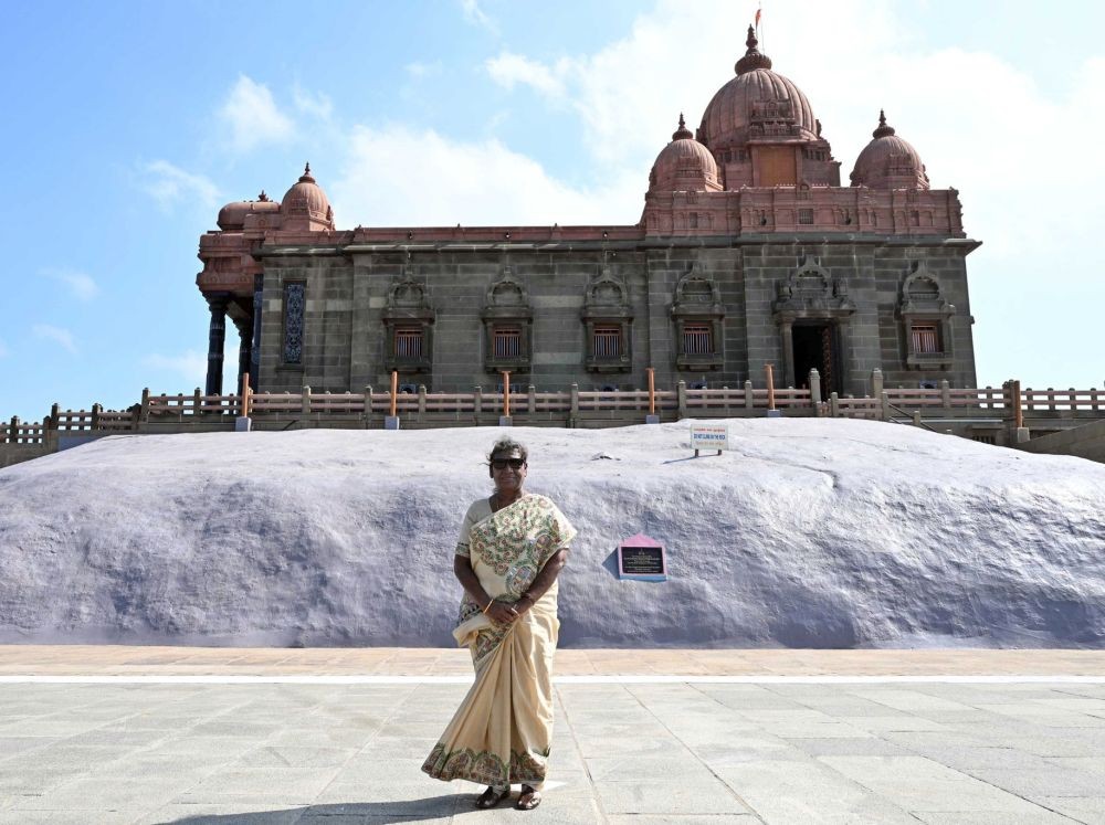 Kanyakumari: President Droupadi Murmu at vivekananda rock memorial in KanyaKumari, on Saturday, March 18, 2023.(Photo:IANS/Twitter)