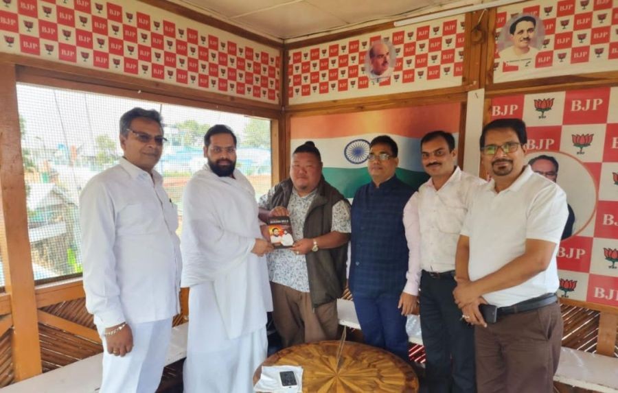 Marking the birth anniversary of the Jain founder & first Lord 1008 Tirthankar Shree Rishabhnath (Aadinath), the founder of Jan Arogyam Foundation, Mumbai Brahmachari Devendra Bhaiji felicitated Governor of Nagaland La Ganesan with a stole and photo of Lord Aadinath at Raj Bhavan, Kohima on March 16. Other delegates present were Ajay Sethi (MD, NIIT Dimapur), Pt Mahesh Kumar Jain, Pankaj Sethi. The delegation also paid a courtesy visit to Temjen Iman Along, Minister for Higher Education, Tourism and President BJP Nagaland. (Photo Courtesy: Jan Arogyam Foundation, Mumbai)