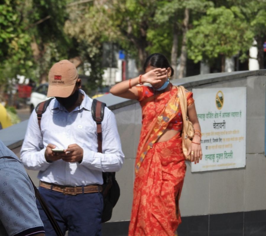 New Delhi: A woman covering face with her hand tries to protect from the scorching sun on a hot day as the heatwave continues to hit the city, in New Delhi on Monday, June 06, 2022. (Photo: Anupam Gautam/IANS)