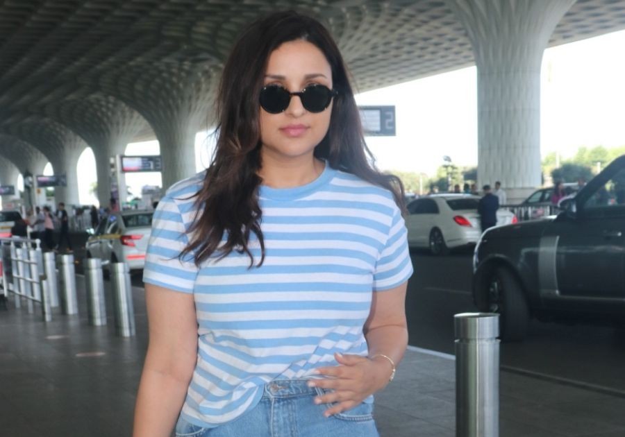 Mumbai : Actress Parineeti Chopra poses for photographs at the Mumbai airport on Saturday, March 25, 2023. (Photo:Sanjay Tiwari/IANS)