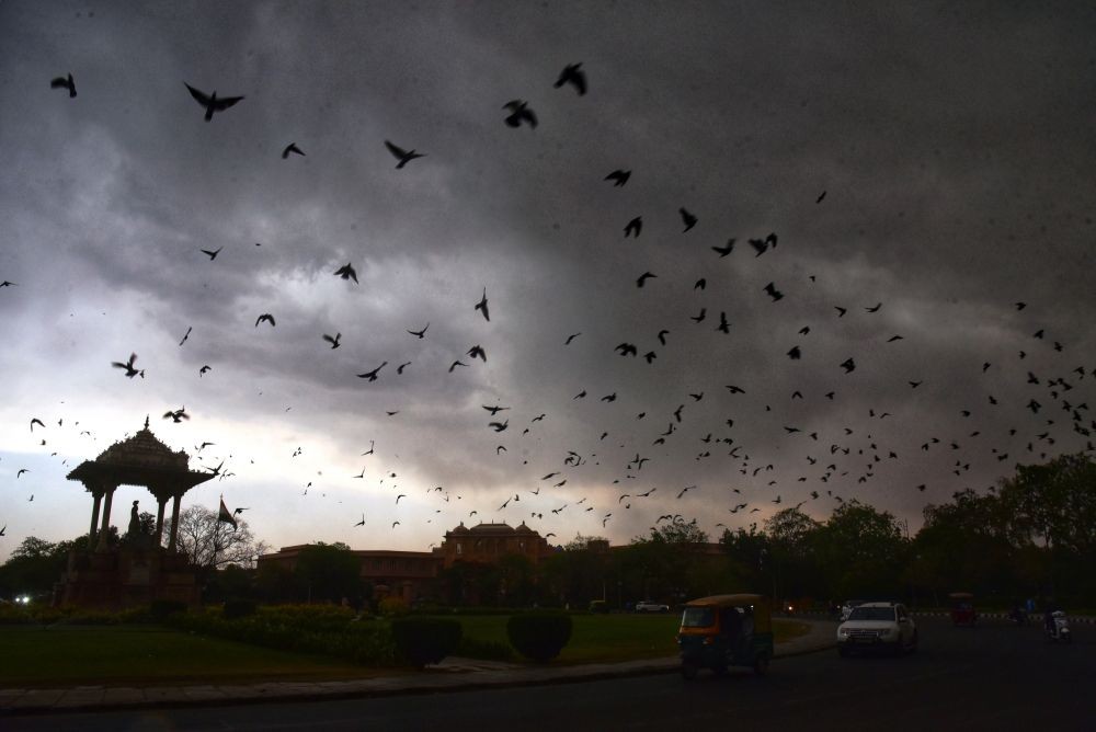 Jaipur : Dark clouds are hovering over the Statue Circle in Jaipur on Sunday,  April 23, 2023. (Photo:Ravi shankar vyas/IANS)