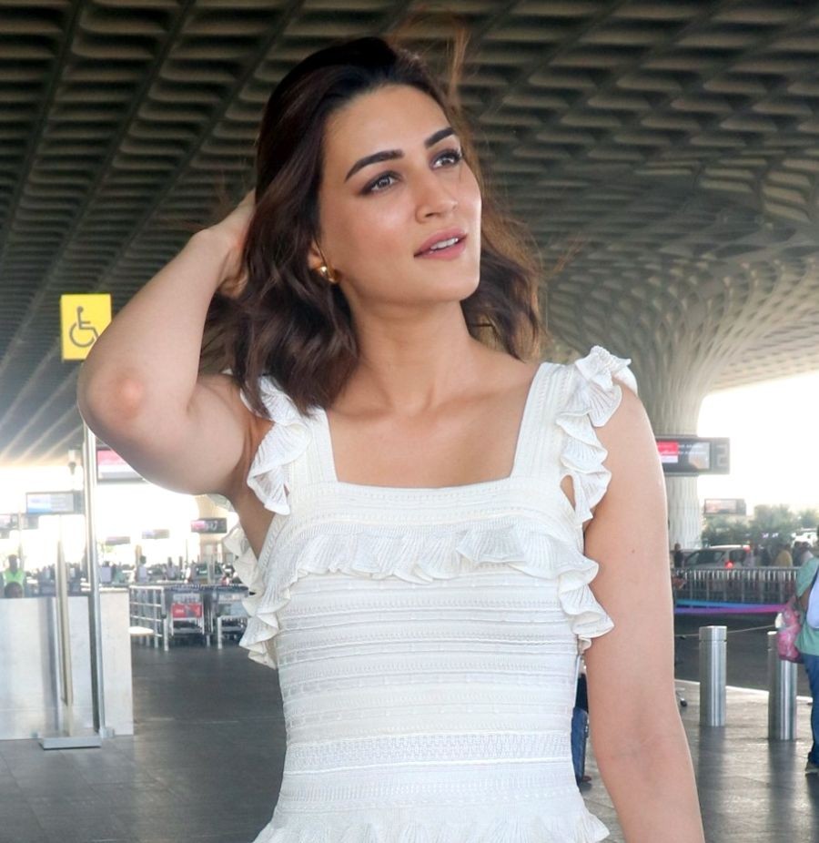 Mumbai: Actress Kriti Sanon spotted at airport, in Mumbai, on Friday, April 21, 2023. (Photo: Sanjay Tiwari/IANS)