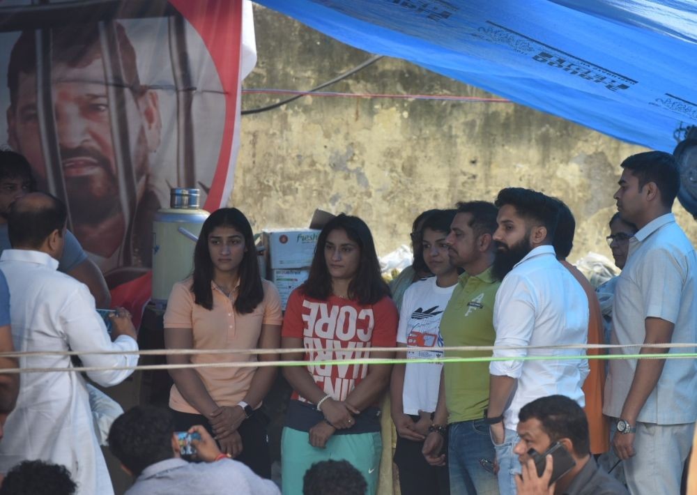 New Delhi: Businessman Robert Vadra joins wrestlers' protest at Jantar Mantar, in New Delhi on Sunday, April 30, 2023. (Photo: IANS/Wasim Sarvar)