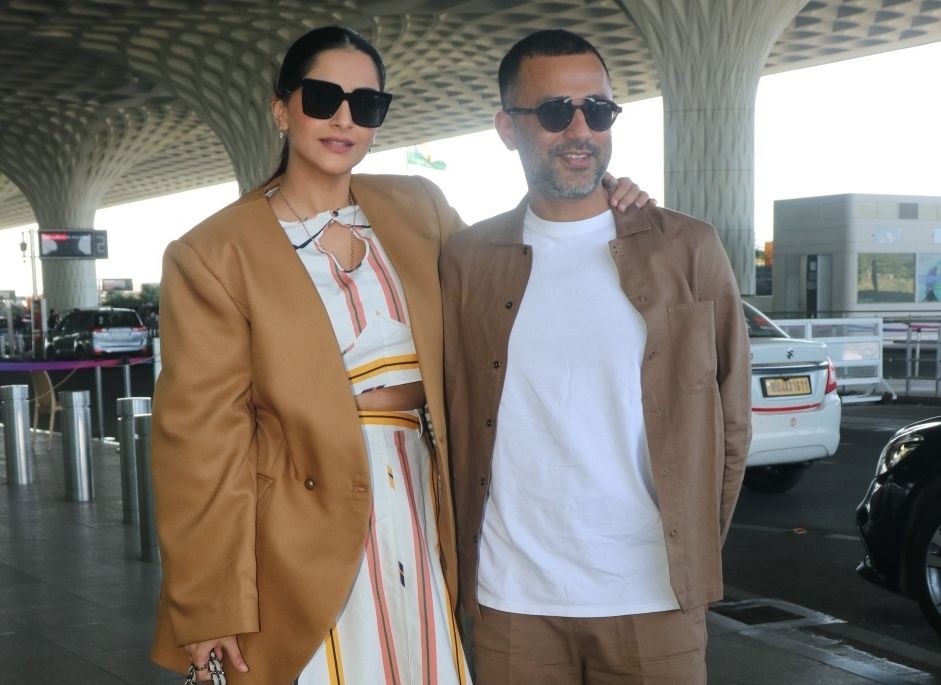 Mumbai: Bollywood actress Sonam Kapoor with husband spotted at the airport in Mumbai on Sunday, April 02, 2023. (Photo: Sanjay Tiwari/IANS)