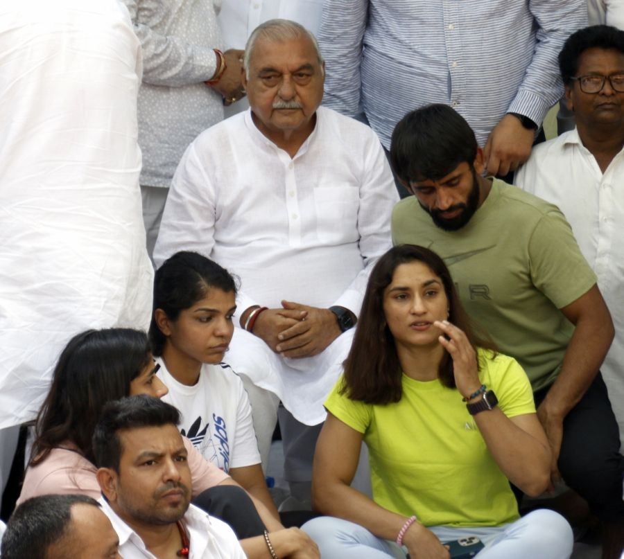 New Delhi: Former Haryana Chief Minister Bhupinder Singh Hooda extends his support to Wrestlers Bajrang Punia, Sakshi Malik and Vinesh Phogat during their protest at Jantar Mantar, in New Delhi, Tuesday, April 25, 2023. (Photo: Wasim Sarvar/IANS)