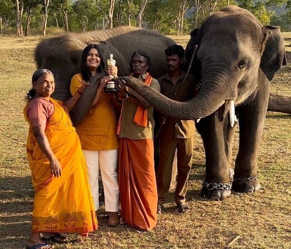 Bomman, Bellie, Bommi & Raghu of 'The Elephant Whisperers' pose with the Oscar