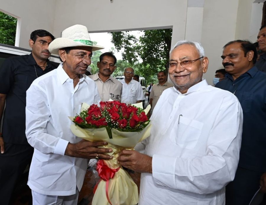 KCR may sail with Nitish for Oppn unity, but not ready to accept Rahul