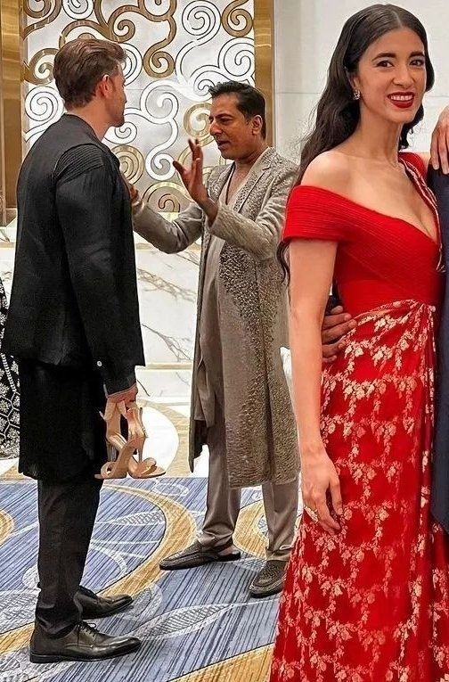 Hrithik Roshan holds girlfriend Saba's heels, pic takes over the internet