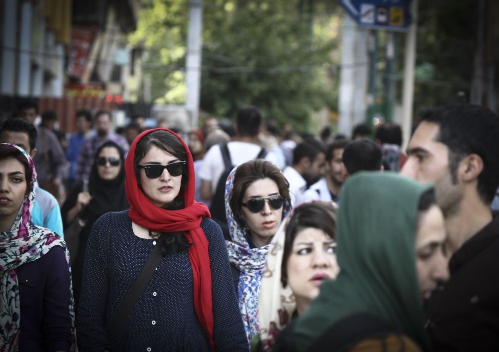 (140518) -- TEHRAN, May 18, 2014 (Xinhua) -- Iranian women walk on a street in downtown Tehran, capital of Iran, on May 17, 2014. Iranian women enjoy lighter Hijab as the warm season approches. Hijab, a coverage of hair and body for women, has been obligated in public after the Islamic revolution in Iran in 1979. (Xinhua/Ahmad Halabisaz)