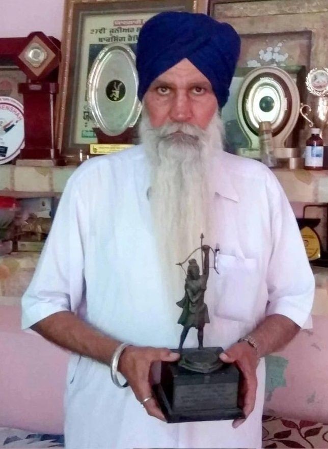 Boxer Kaur Singh, who fought with legend Muhammad Ali, died at 74.(photo:Twitter)