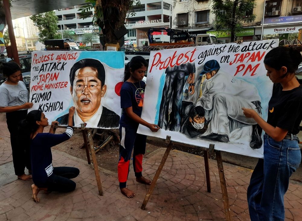 Mumbai: Gurukul Art students express solidarity with Japan and protest against the attack on Prime Minister Fumio Kishida through their painting, in Mumbai on Saturday,  April 15, 2023. (Photo:IANS)