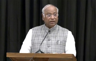 K'taka polls: Congress CEC meets at Kharge residence, Rahul also present