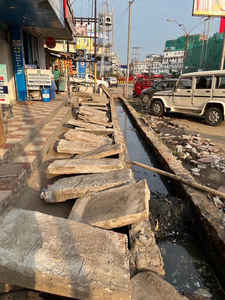 Sludge openly dumped on the road amidst drainage construction and repairs undertaken at Tajen Ao Road, Dimapur on May 17. (Morung Photo)
