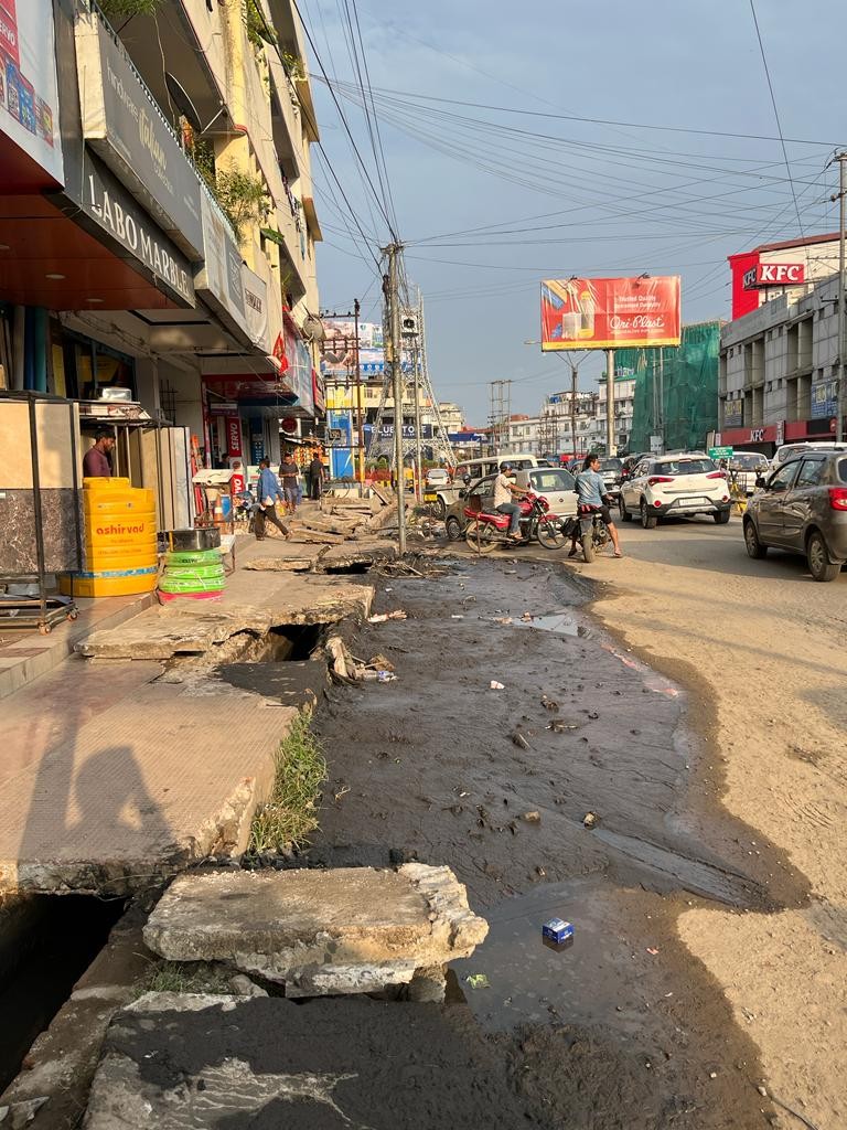 Sludge openly dumped on the road amidst drainage construction and repairs undertaken at Tajen Ao Road, Dimapur on May 17. (Morung Photo)