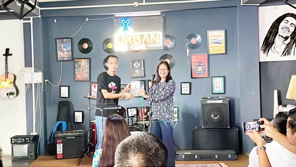 Dr Lanurenla launches the book ‘Somewhere in Time’ by Imrongkumba Aier at Urban Hub Cafe, Mokokchung on May 30. (Morung Photo)