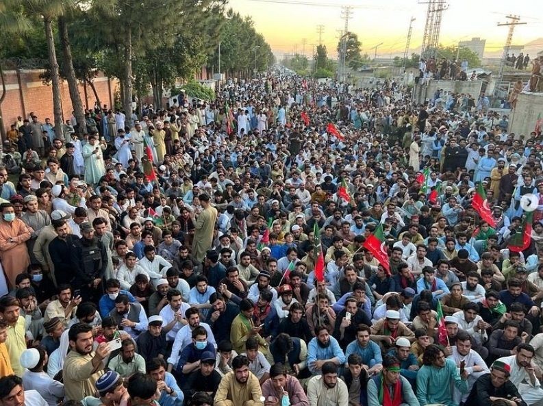 PTI protests in Pakistan against Imran Khan's arrest.(photo:Twitter/Instagram)