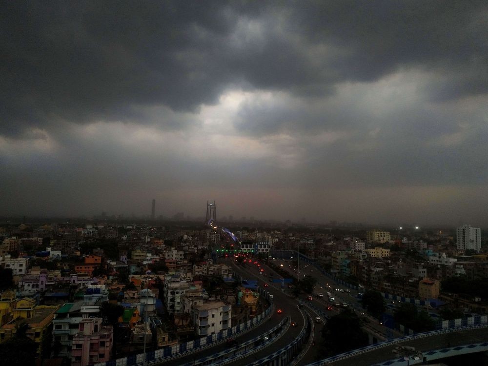 Kolkata: Dark clouds loom over Kolkata's sky on Tuesday, May 23, 2023. (Photo: Kuntal Chakrabarty/IANS)