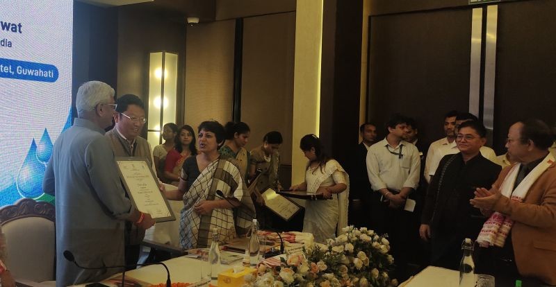 Mhonbemo Patton receives award for Mon district in Guwahati on May 1.
