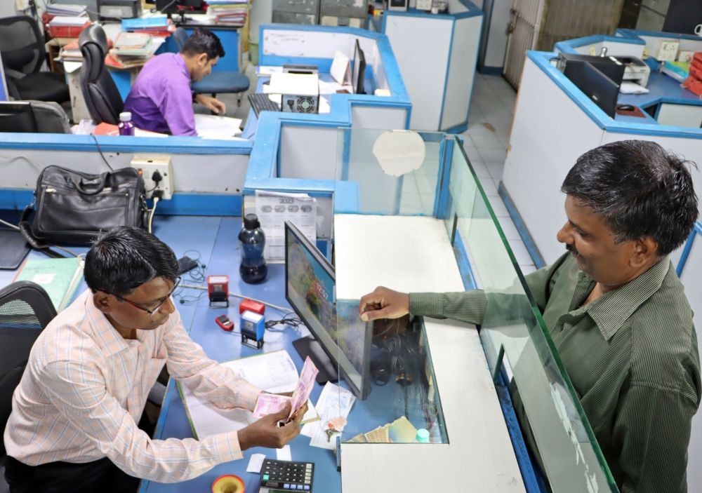 New Delhi: A man deposits Rs 2000 currency notes at a bank in New Delhi, Tuesday, May 23, 2023. The Reserve Bank of India has announced withdrawal of Rs 2,000 currency notes from circulation, and existing notes in circulation can either be deposited in bank accounts or exchanged by September 30. (Photo: Wasim Sarvar/IANS)