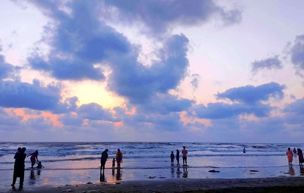 Mumbai: Captivating pre-monsoon clouds adorn the Mumbai beach, heralding the imminent arrival of the monsoon season, in Mumbai, Monday, May 29, 2023. (Photo: Nitin Lawate/IANS)