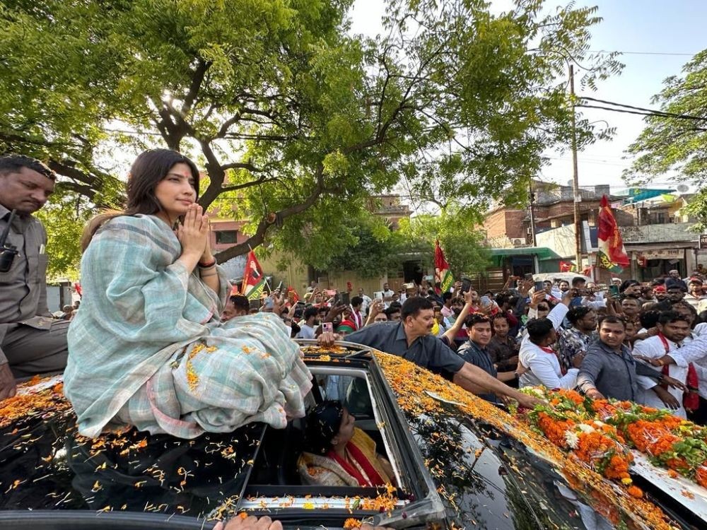 Kanpur: Samajwadi Party MP Dimple Yadav during a roadshow ahead of the second phase of UP Municipal elections, in Kanpur, on Monday, May 8, 2023.(Photo:IANS)