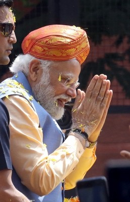 'Congress looted money of even farmers': PM Modi