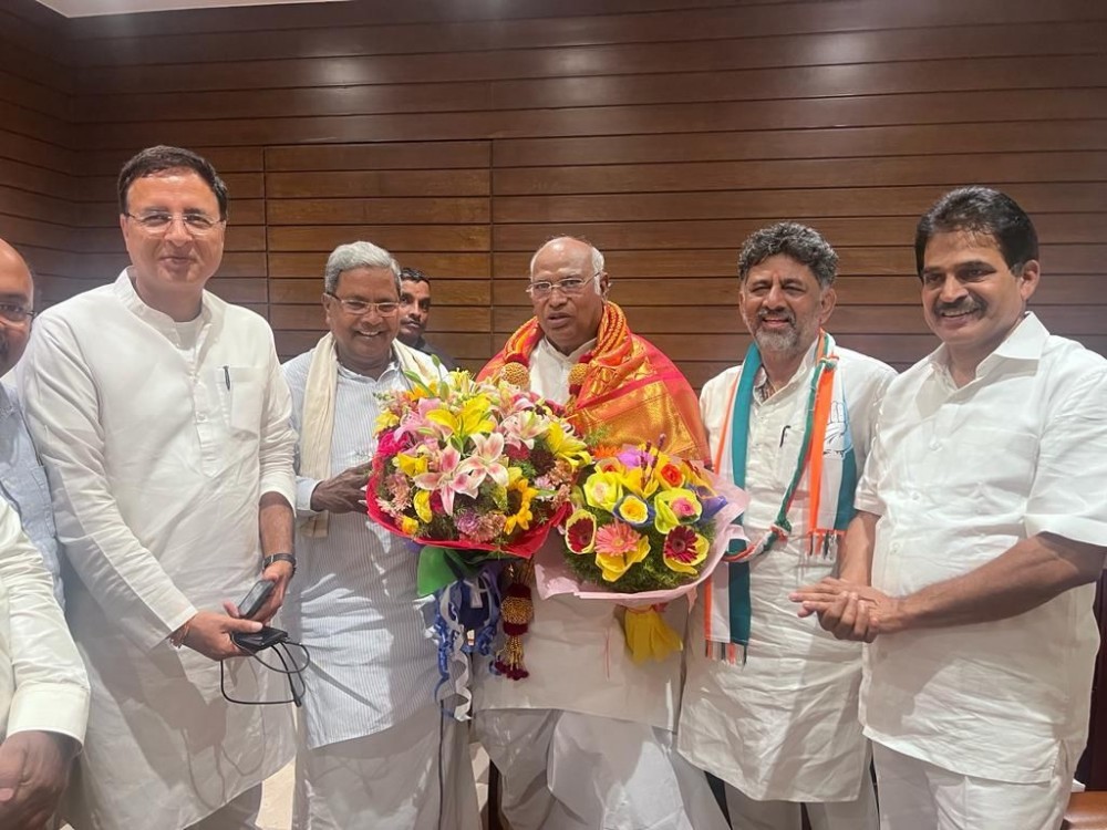 Bengaluru: Congress President Mallikarjun Kharge being felicitated by senior party leaders Randeep Singh Surjewala, Siddaramaiah, D.K. Shivakumar and K.C. Venugopal after the party's win in the Karnataka Assembly elections, Saturday, May 13, 2023. (Photo:IANS/Twitter)