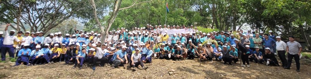 Dr Kelhrielhoulie Yhome and officials with the participants of plogging in Kohima on June 1. (Morung Photo)