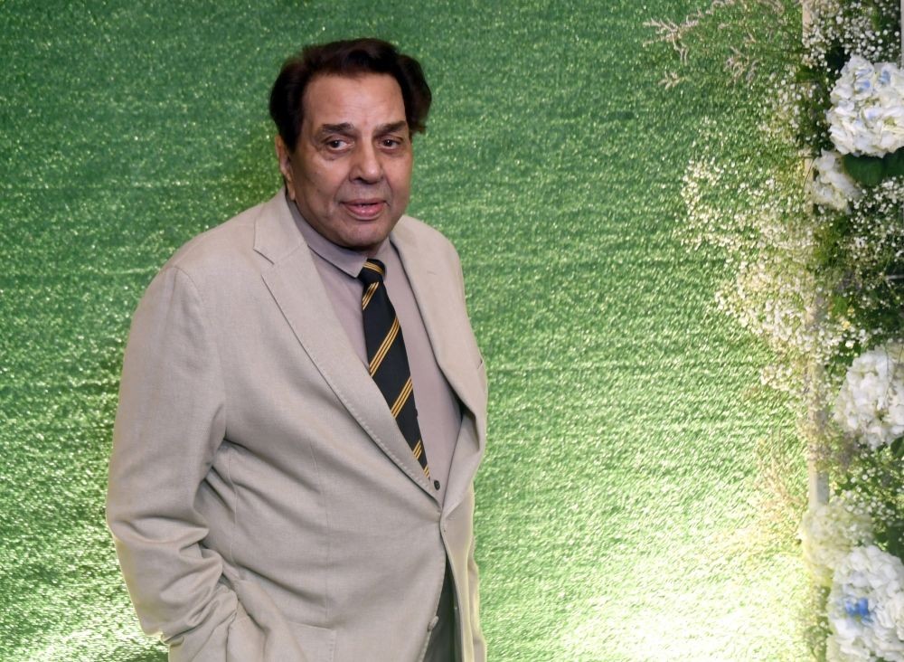 Mumbai : Actor Dharmendra poses for a photo as he arrives to attend the Sangeet ceremony of Karan Deol and Drisha Acharya in Mumbai on Friday night, June 16, 2023. (Photo: IANS)