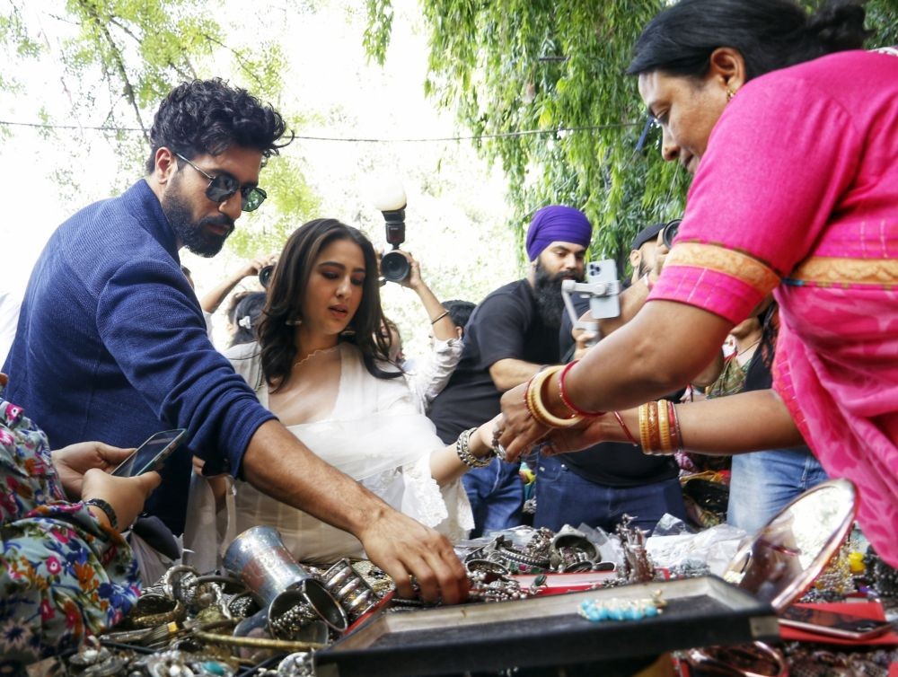 New Delhi: Bollywood actors Vicky Kaushal and Sara Ali Khan visit Janpath Market during the promotion of their upcoming movie 'Zara Hatke Zara Bachke', in New Delhi on Thursday, June 01, 2023. (Photo: Wasim Sarvar/IANS)