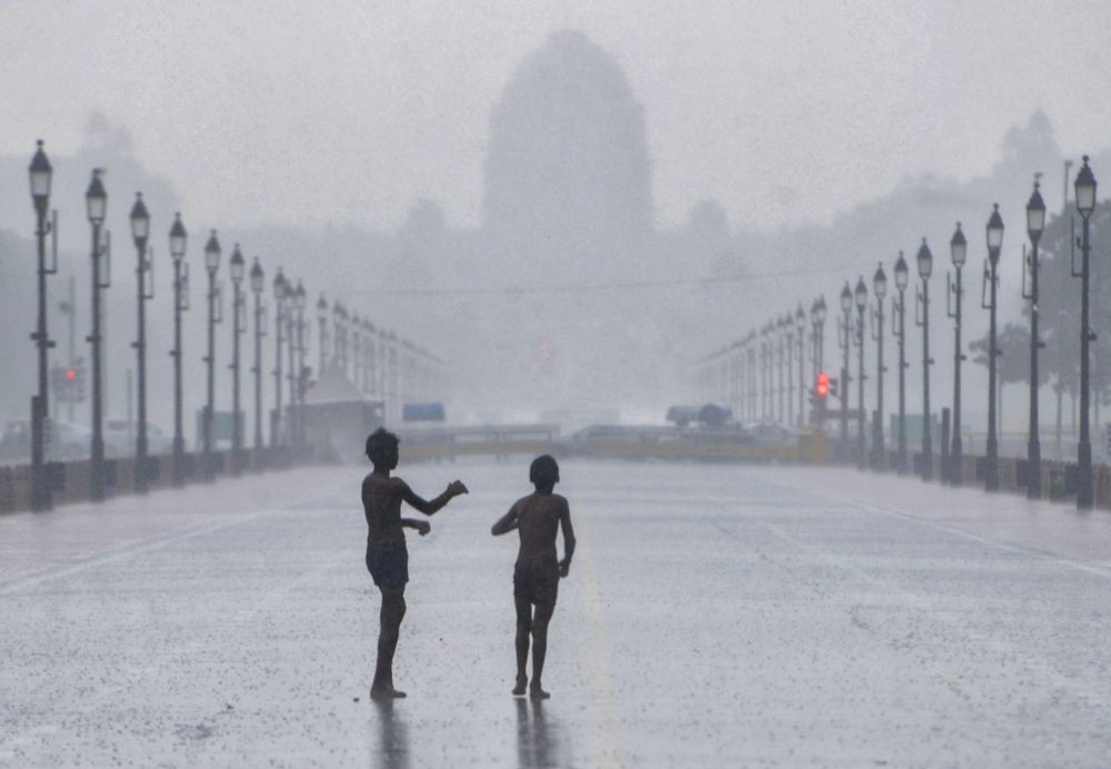 New Delhi: Children enjoy Monsoon rainfall at Kartavya Path, India Gate, in New Delhi, on Friday, June 30, 2023. (IANS/Wasim sarvar)