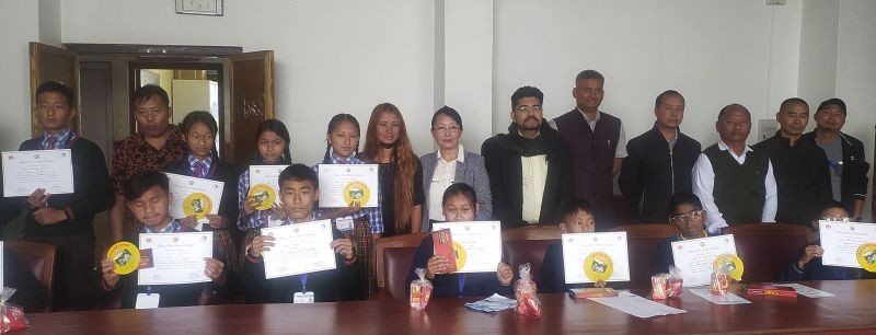 Student ambassadors for tobacco free home shows their certificate and stickers which was presented to them at the meeting of the District Level Coordination Committee (DLCC) under National Tobacco Control Programm (NTCP) on June 14 at Zunheboto. (Photo Courtesy: DIPR)