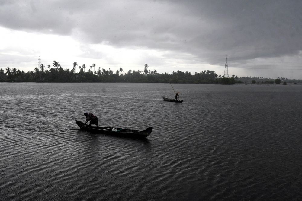 Kochi: Fishermen look for a catch during monsoon rain, in Kochi, on Thursday, June 08, 2023.  (Photo: Arun chandrabos/IANS)