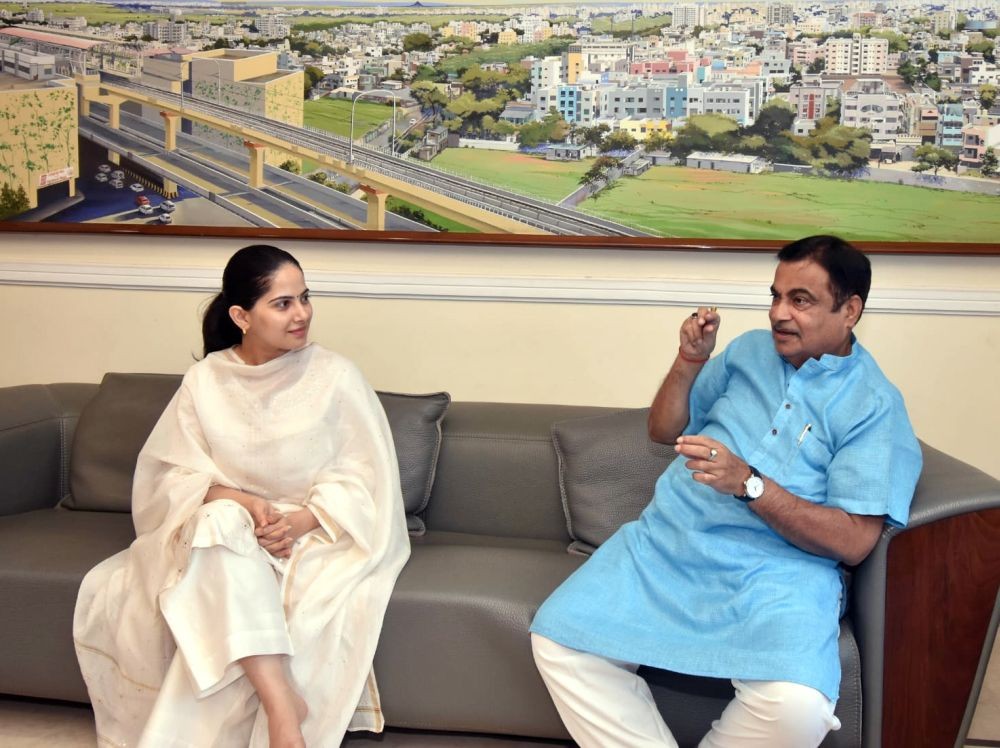 Nagpur: Spiritual orator and motivational speaker Jaya Kishori meets Union Minister Nitin Gadkari at his residence, in Nagpur, on Saturday, June 24, 2023. (Photo: IANS/Twitter)