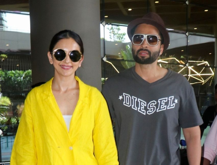 Mumbai : Actors Rakul Preet Singh and Jackky Bhagnani arrive at the airport in Mumbai on  Monday, June 5, 2023. (Photo: Sanjay Tiwari/IANS)
