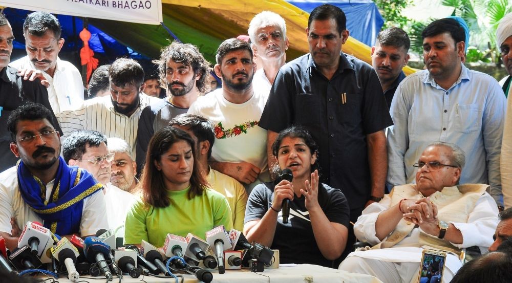 New Delhi: Former J&K governor Satya Pal Malik with wrestlers Bajrang Punia, Sakshi Malik, Vinesh Phogat and others during the wrestlers' protest against Wrestling Federation of India (WFI) chief Brij Bhushan Sharan Singh, at Jantar Mantar in New Delhi on Monday, May 15, 2023. (Photo:Qamar Sibtain/ IANS)