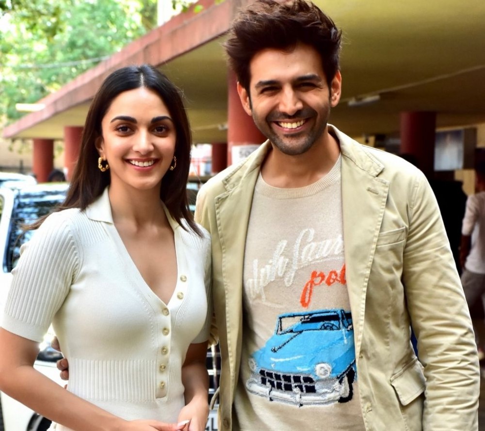 Mumbai: Indian actors Kiara Advani and Kartik Aryanspotted at lower parel in Mumbai, Thursday, June 22, 2023. (Photo: Sanjay Tiwari/IANS)