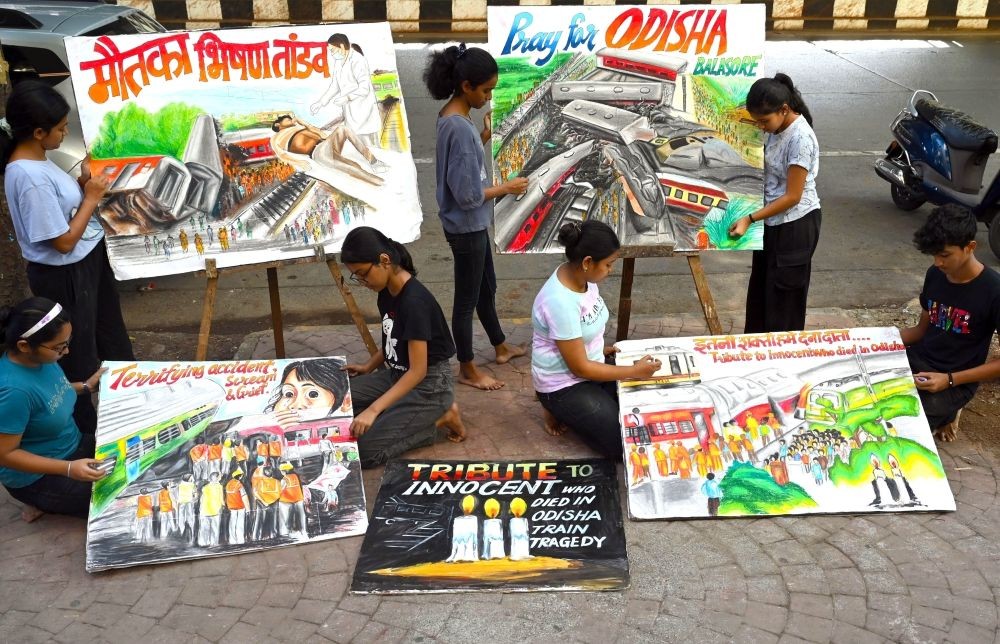 Mumbai: Art students showcase their paintings as a tribute to the victims of Odisha's train accident, in Mumbai, on saturday, June 03, 2023. At least 261 people were killed and 900 others suffered injuries, according to officials. (Photo: IANS)