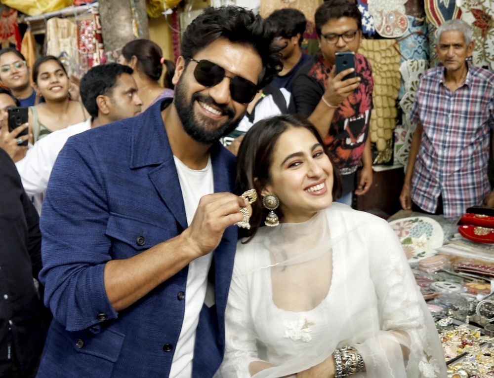 New Delhi: Bollywood actors Vicky Kaushal and Sara Ali Khan visit Janpath Market during the promotion of their upcoming movie 'Zara Hatke Zara Bachke', in New Delhi on Thursday, June 01, 2023. (Photo: Wasim Sarvar/IANS)