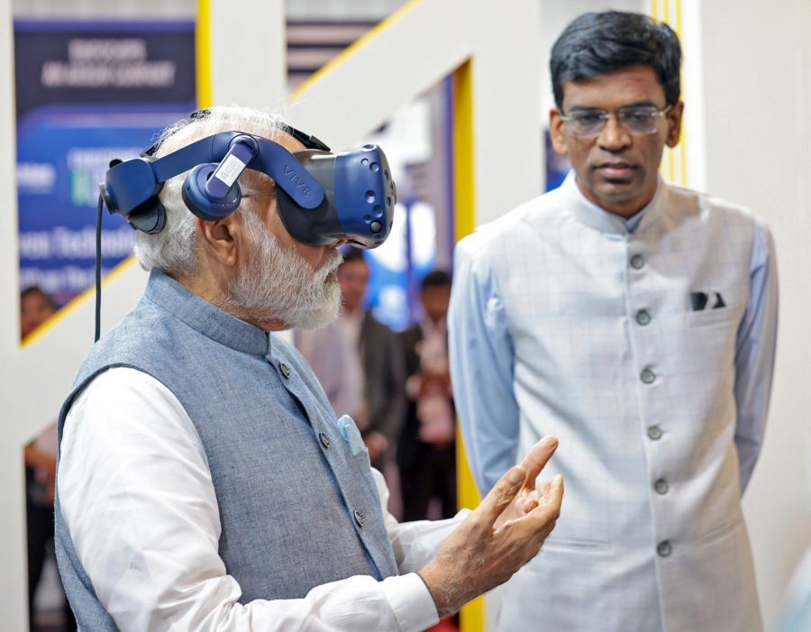 Gandhinagar : Prime Minister Narendra Modi tries a VR headset during his visit to Exhibition at the inauguration of Semicon India 2023 in Gandhinagar on Friday, July 28, 2023. (Photo:IANS/PIB)