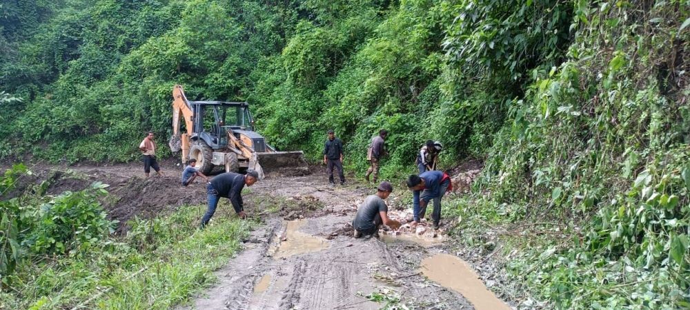Peshu Range Students’ Union initiated a road restoration work between Peshu village and Thonoknyu town from July 21 to 27. (Photo Courtesy: PRSU)